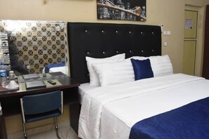 3 bedrooms, desk, iron/ironing board, free WiFi