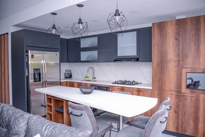 Kühlschrank, Mikrowelle, Ofen, Geschirrspüler