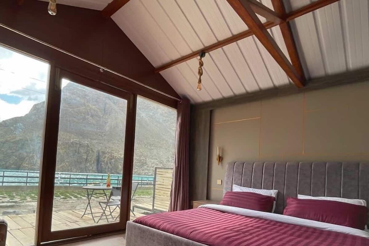 Executive Double Room | Iron/ironing board, free WiFi, bed sheets