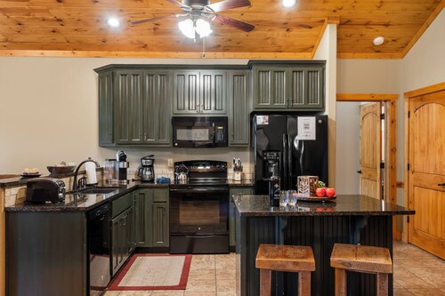 Cozy, Dog-Friendly Cabin Near Taneycomo with No Stairs & Free Daily Local Fun