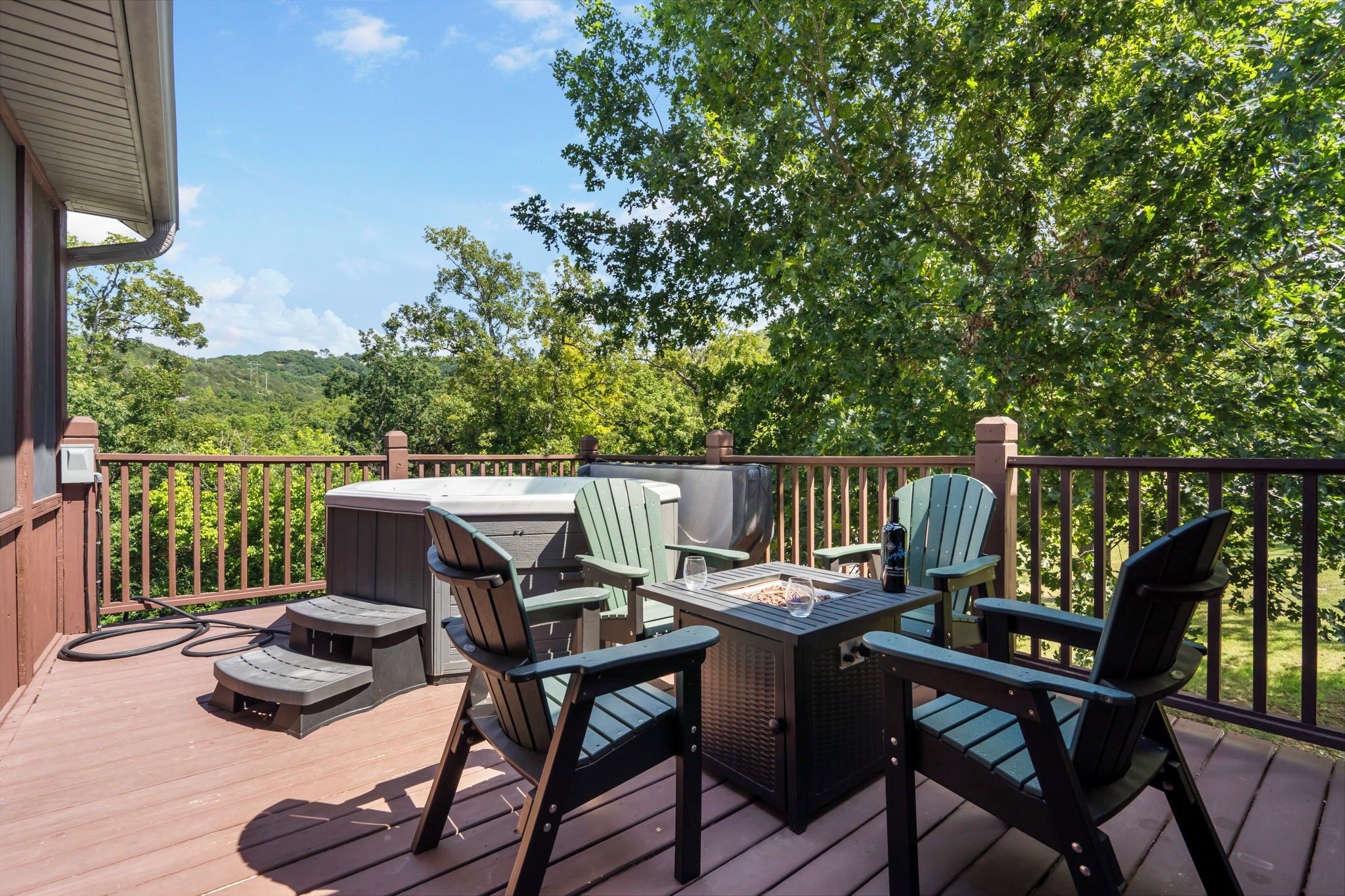 Une terrasse dotée de mobilier d’extérieur, d’un barbecue et d’un jacuzzi.