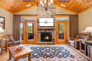 Téléviseur, foyer, table de baby-foot