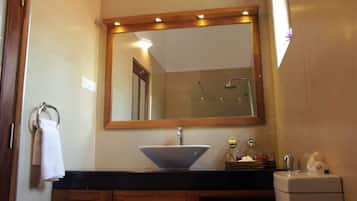 Douche, serviettes fournies, savon, papier toilette