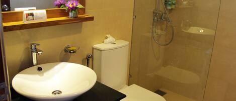 Dusch, handdukar, tvål och toalettpapper