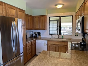 Fridge, microwave, oven, stovetop - Lae Nani 331. Commanding view and TWO lanais. (Kapaʻa)
