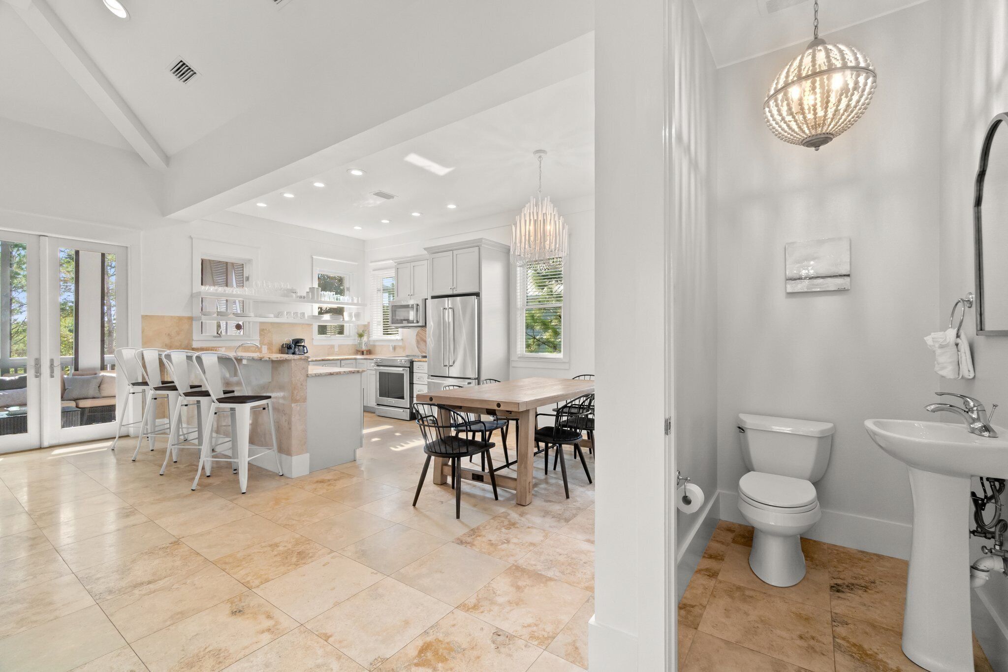 Combined shower/bathtub, hair dryer, towels