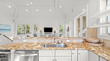 Frigorífic, microones, forn i placa de cuina