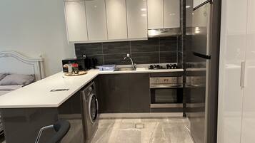Deluxe Room | Private kitchen | Full-sized fridge, oven, electric kettle