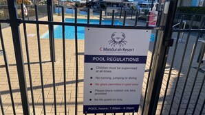 A pool regulation sign at Mandurah Resort, indicating supervision for children, no running, jumping, or diving, no glass in the pool area, and pool hours from 7:00 am to 9:30 pm. - Apollo Quays Apartment (Halls Head)