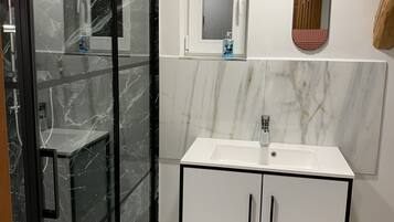 Dusche, Handtücher, Seife, Toilettenpapier