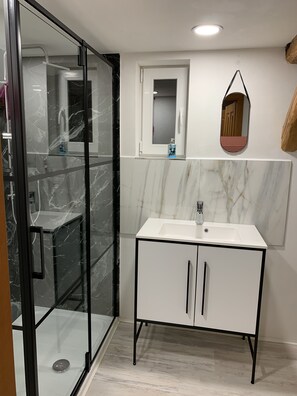 Dusche, Handtücher, Seife, Toilettenpapier
