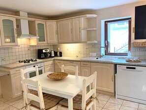 Fridge, microwave, dishwasher - Charming cottage with spa and garden, pets allowed (Saint-Bonnet-de-Rochefort)