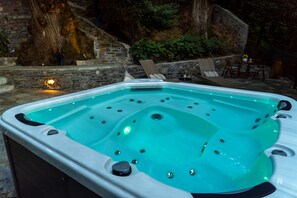 Outdoor spa tub