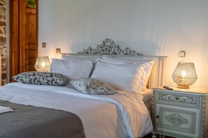 4 bedrooms, desk, soundproofing, iron/ironing board