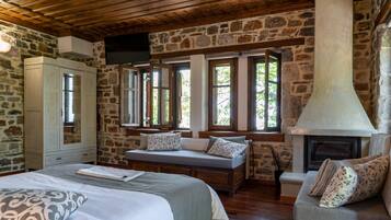 4 bedrooms, desk, iron/ironing board, free WiFi