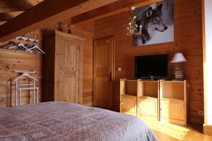 3 bedrooms, in-room safe, iron/ironing board, travel cot