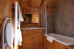 Bathtub, hair dryer, towels - La Chevrière, beautiful log chalet, panoramic view, near Megève (Flumet)