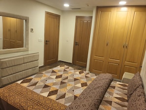 2 bedrooms, in-room safe, iron/ironing board, free WiFi