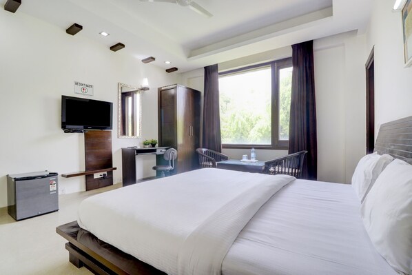 Minibar, individually furnished, desk, iron/ironing board - Hotel Green Wood By Dreamz Hospitality (Gurugram)