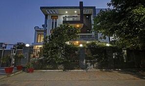 Property entrance - Hotel Green Wood By Dreamz Hospitality (Gurugram)