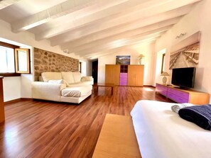 4 habitaciones, tabla de planchar con plancha y cuna de viaje 