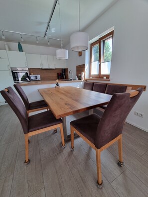 Dining - Vacation apartment, 86sqm, up to 4 people, bathroom, kitchen and large roof terrace   (Nußdorf am Inn)