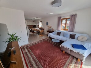 Smart-TV, bøker og stereoanlegg