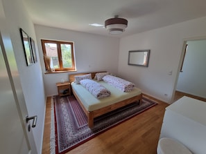 3 bedrooms, iron/ironing board, travel cot, free WiFi - Vacation apartment, 86sqm, up to 4 people, bathroom, kitchen and large roof terrace   (Nußdorf am Inn)