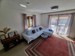 Smart-TV, bøker og stereoanlegg