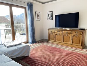 3 quartos, ferros/tábuas de passar roupa, berço de viagem