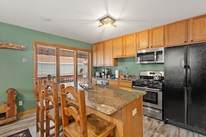 Een koelkast, een microgolfoven, een oven, een kookplaat