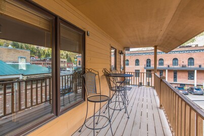Charming Top Floor Downtown Ouray Retreat | Spectacular Views