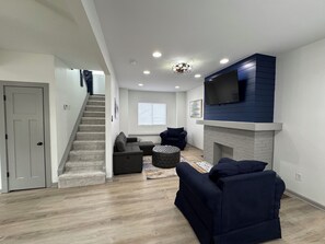 Smart-tv, böcker och en stereo