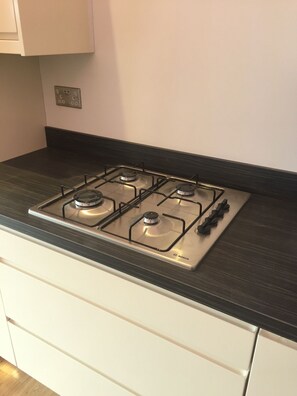 Kühlschrank, Geschirrspüler, Wasserkocher mit Kaffee-/Teezubehör