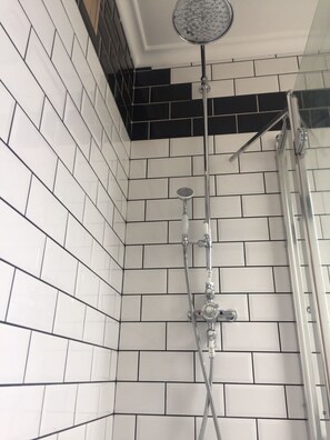Ensemble douche/baignoire, sĂšche-cheveux, serviettes fournies, savon