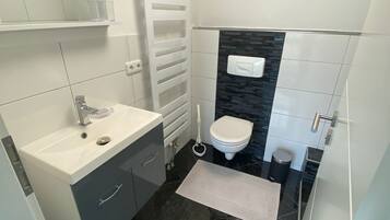 Dusche, Haartrockner, Handtücher, Seife