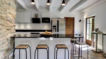 冷蔵庫、電子レンジ、オーブン、コンロ