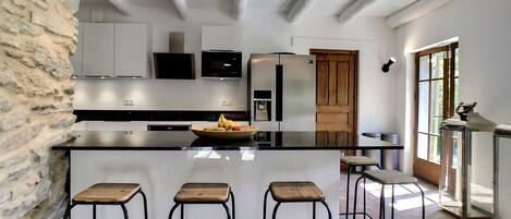 Réfrigérateur, micro-ondes, four, plaque de cuisson