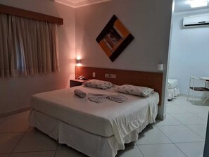 Habitación cuádruple Deluxe | Minibar, muebles diferentes y escritorio 