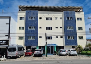 Vista frontal de la propiedad