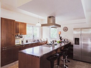 Réfrigérateur, four à micro-ondes, un four, surface de cuisson