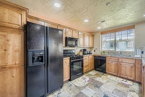 Condo, 3 Bedrooms | Private kitchen