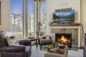 Condo, 3 Bedrooms | Living area