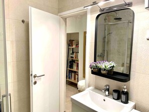 Apartment | Badezimmer | Dusche, Haartrockner, Handtücher