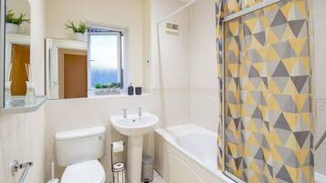 Apartamento | Baño | Ducha y bañera combinadas, bañera profunda, secador de pelo y toallas