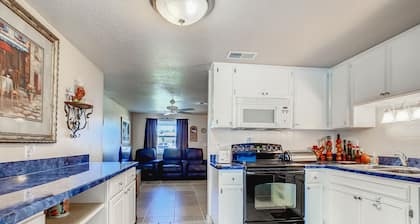 Incredible Whole Condo with Heated Pool Next to Venice Island/Beach