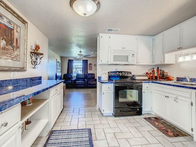 Incredible Whole Condo with Heated Pool Next to Venice Island/Beach