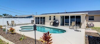 Incredible Whole Condo with Heated Pool Next to Venice Island/Beach