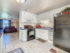 Fridge, microwave, oven, stovetop - Incredible Whole Condo with Heated Pool and Jacuzzi Next to Venice Island/Beach (Venice)