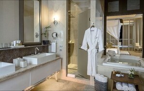 Een bad, een bubbelbad, handdoeken